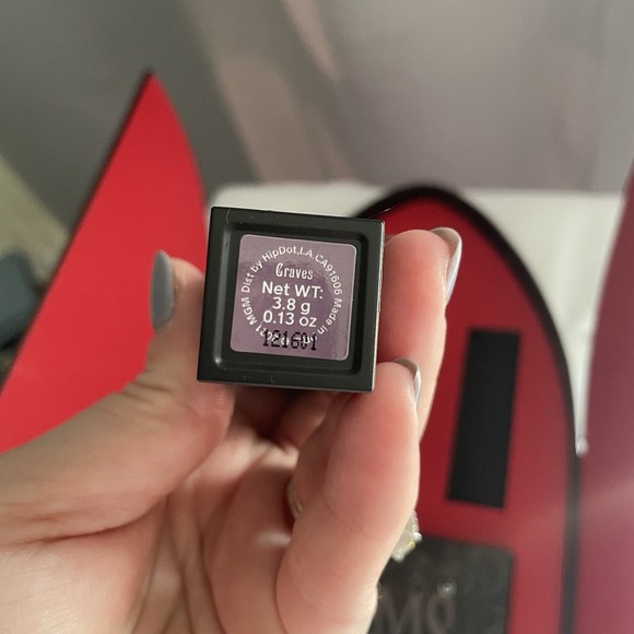 HIPDOT x Addams Family Limited Edition Makeup Set 3 Lipsticks Pin And Eyeshadow - Picture 14 of 15